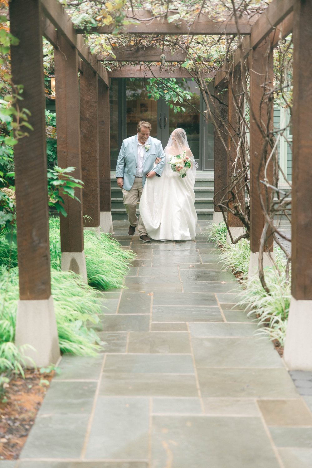 The aisle under the pergola before the ceremony